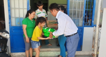 AKANE人材派遣有限会社・フーイエン支店は貧しい家庭にプレゼントを贈る。